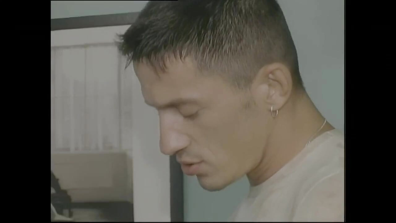 사무실에서 성관계하고 책상 위에 양을 몰고 있었다