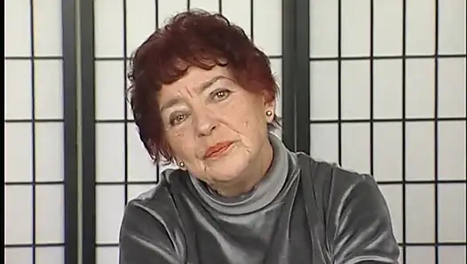 Nenek rambut merah dengan jembut tebal lagi asik muasin memeknya pakai mainan seks di ruangan casting