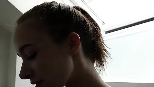18 yaşındaki genç sperma duşu alıyor