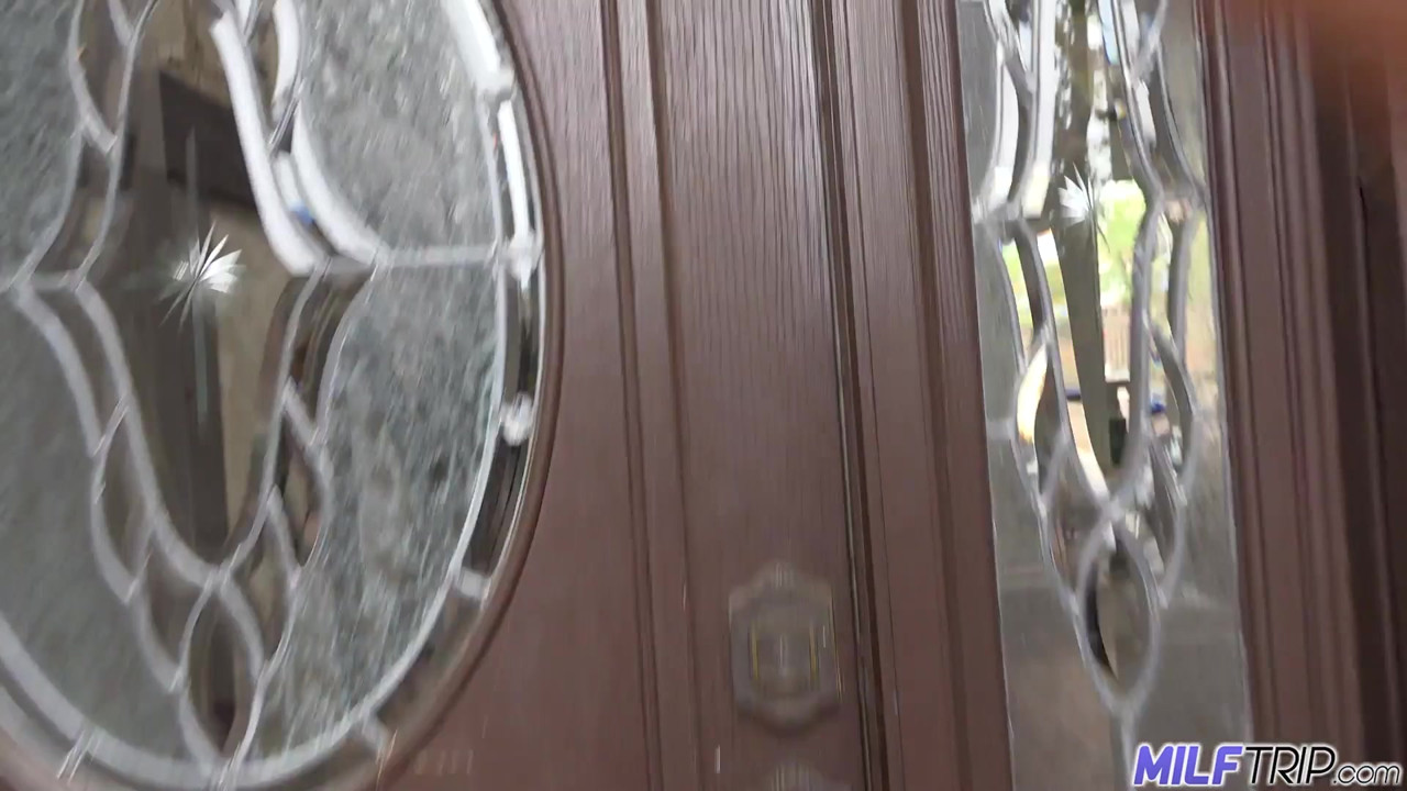 熟女ブランディ愛はインタビュー後に中出しされます