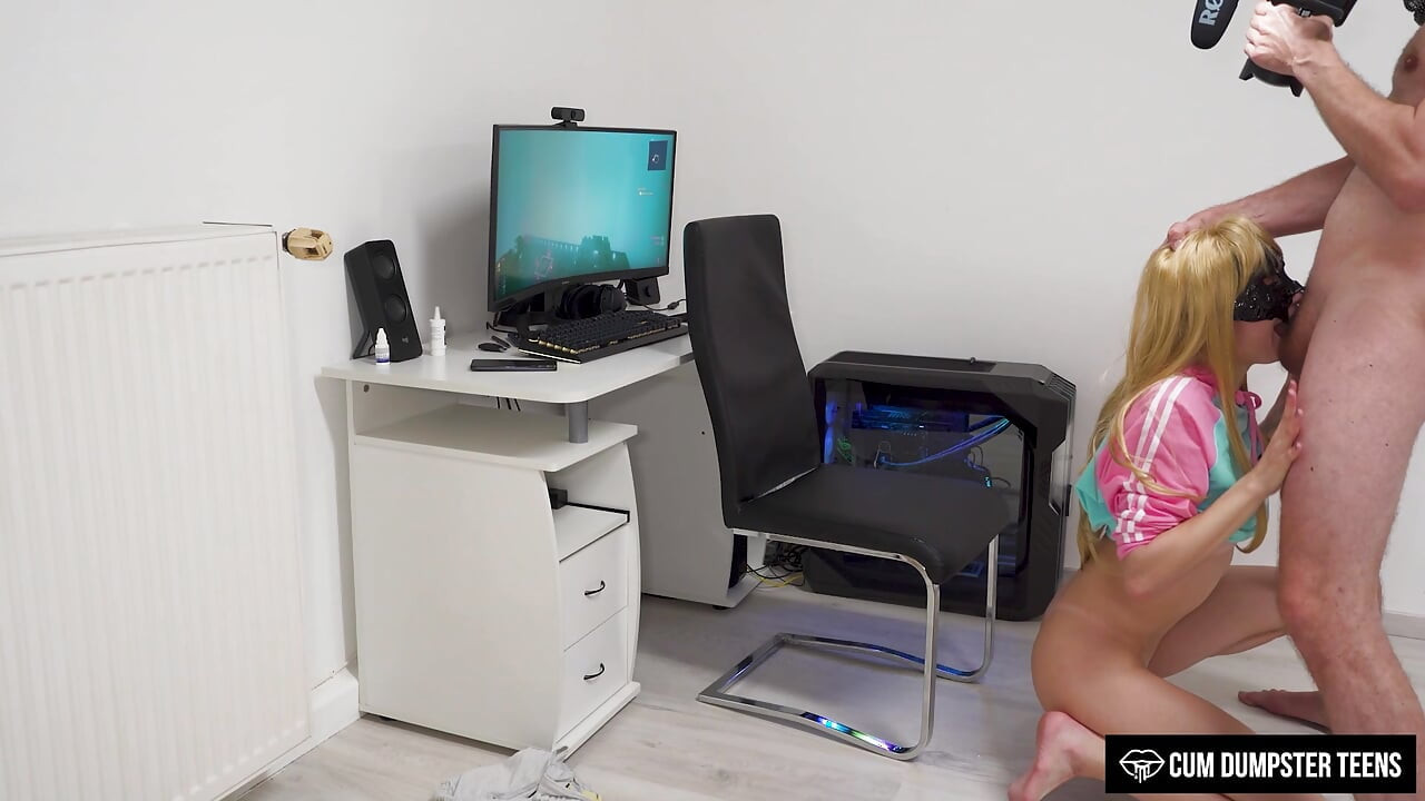 Gamer-mädchen ana Lingus footjob und blowjob während der PC-session
