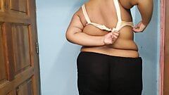 Indische sexy tante die bh's op Facebook verkoopt live naakt - grote borsten hete video