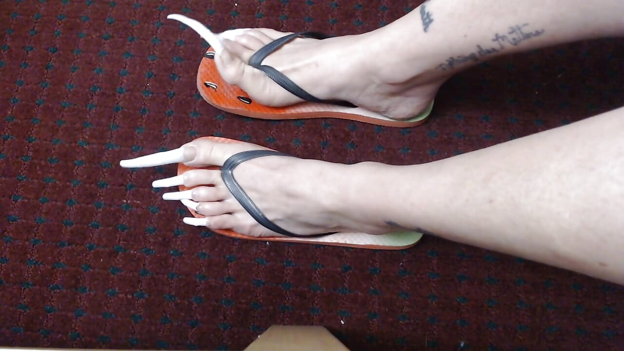 Zeer lange teennagels in teenlips