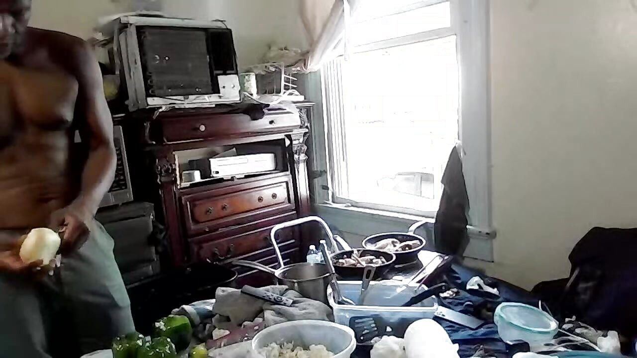 Pemandangan ayam yang berbeza yang saya gorbankan dalam bilik saya dengan puncak dapur elektrik mudah alih