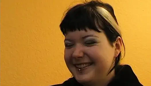 Inked schÃ¤tzchen spielt beim casting mit ihrer möse