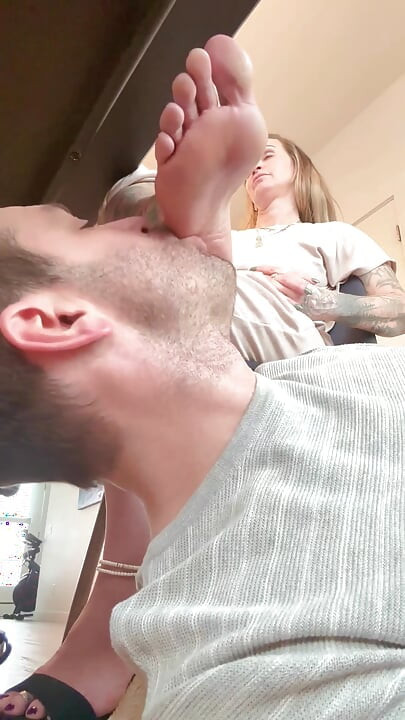 Dobar dečko mi se iskaže - ispod moje stolice ceo dan mi servisira stopala!