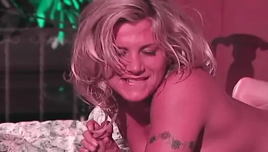 Azgın sarışın orta yaşlı seksi kadın vahşi sert sikişte