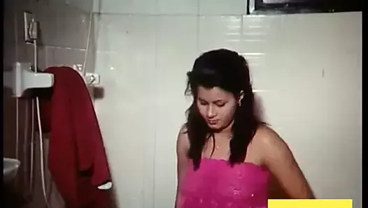 Сингальская актриса, сцены обнаженной бани