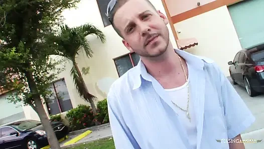 Черная крошка получает сперму в рот после хардкорного секса