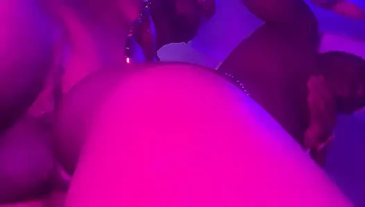 Большой черный член проникает в киску африканской чернокожей юной крупным планом, задние кадры