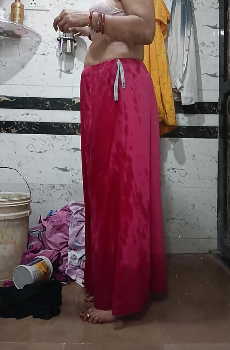 Priya Bhabi pokazuje lijepo tijelo i veliku guzu