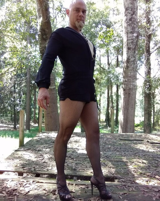 Fondo marrón y tacones transparentes, nada más que buenas sensaciones. un baile desnudo sin pantalones es mejor que una perorata enojada.