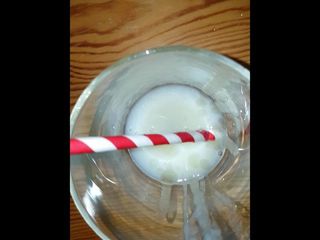Stor spermasprut i ett glas med ett sugrör