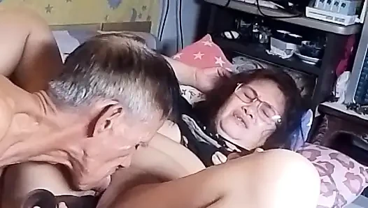 Sie squirtet oft und sie fühlt eine gute befriedigung, die sie von meinem schwanz und meiner zunge bekommen hat