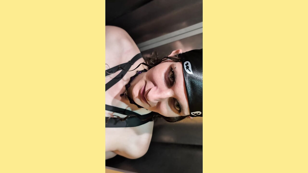 Ficamos presos no elevador antes de ir para uma festa pervertida - VLOG