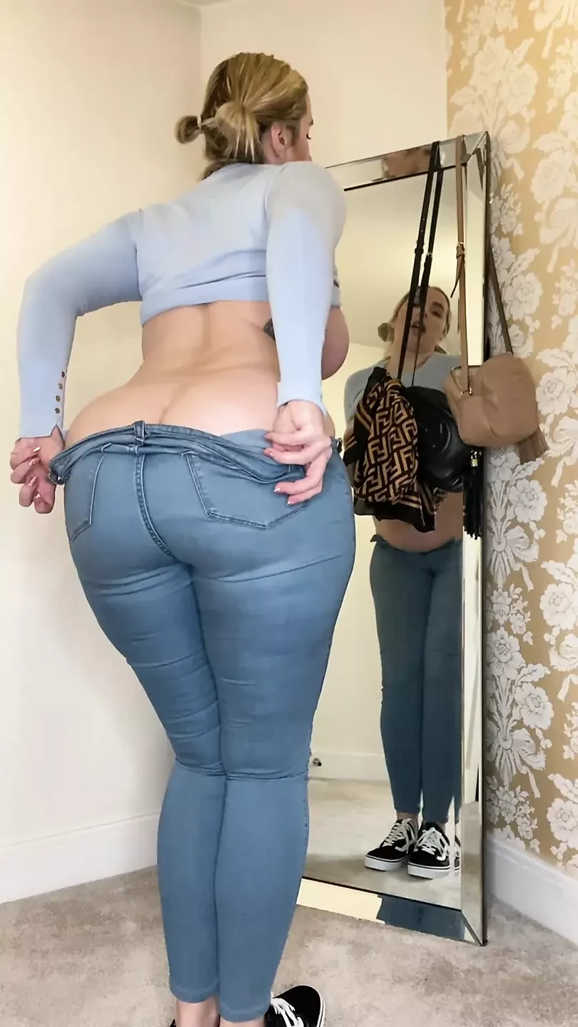 Mírame provocarte con mi gran culo en estos jeans ajustados