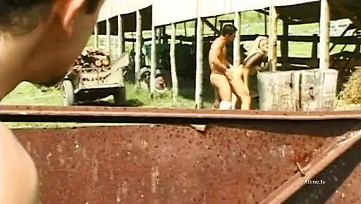 Pantat luar ruangan pirang panas disetubuhi oleh dua pria