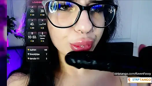 RavenFoxxy выглядит красиво и соблазнительно