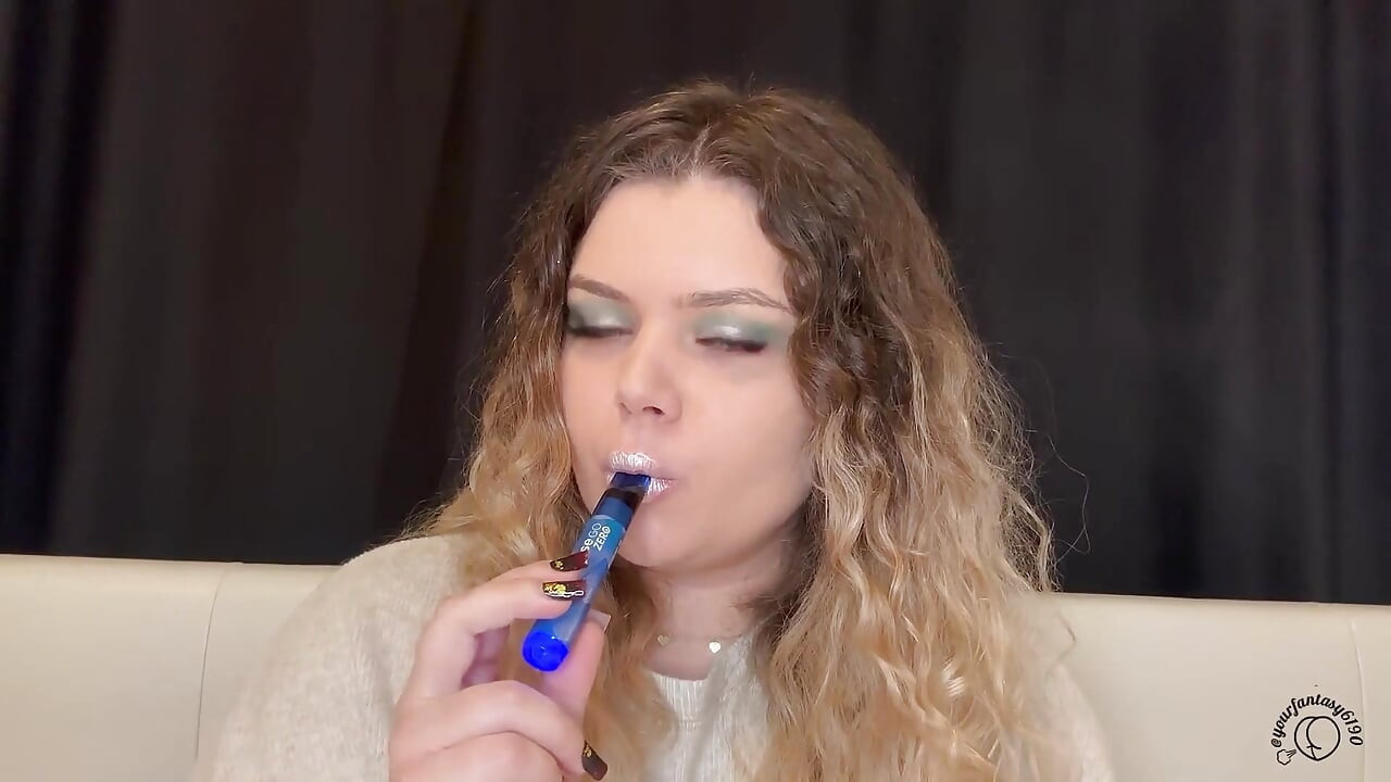 שפתיים ורודות מעשנות עם שיער מתולתל