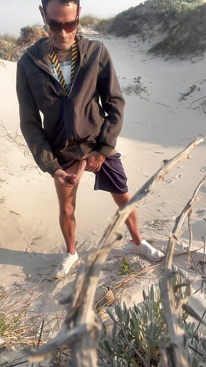 Mike is stroking on the beach again
