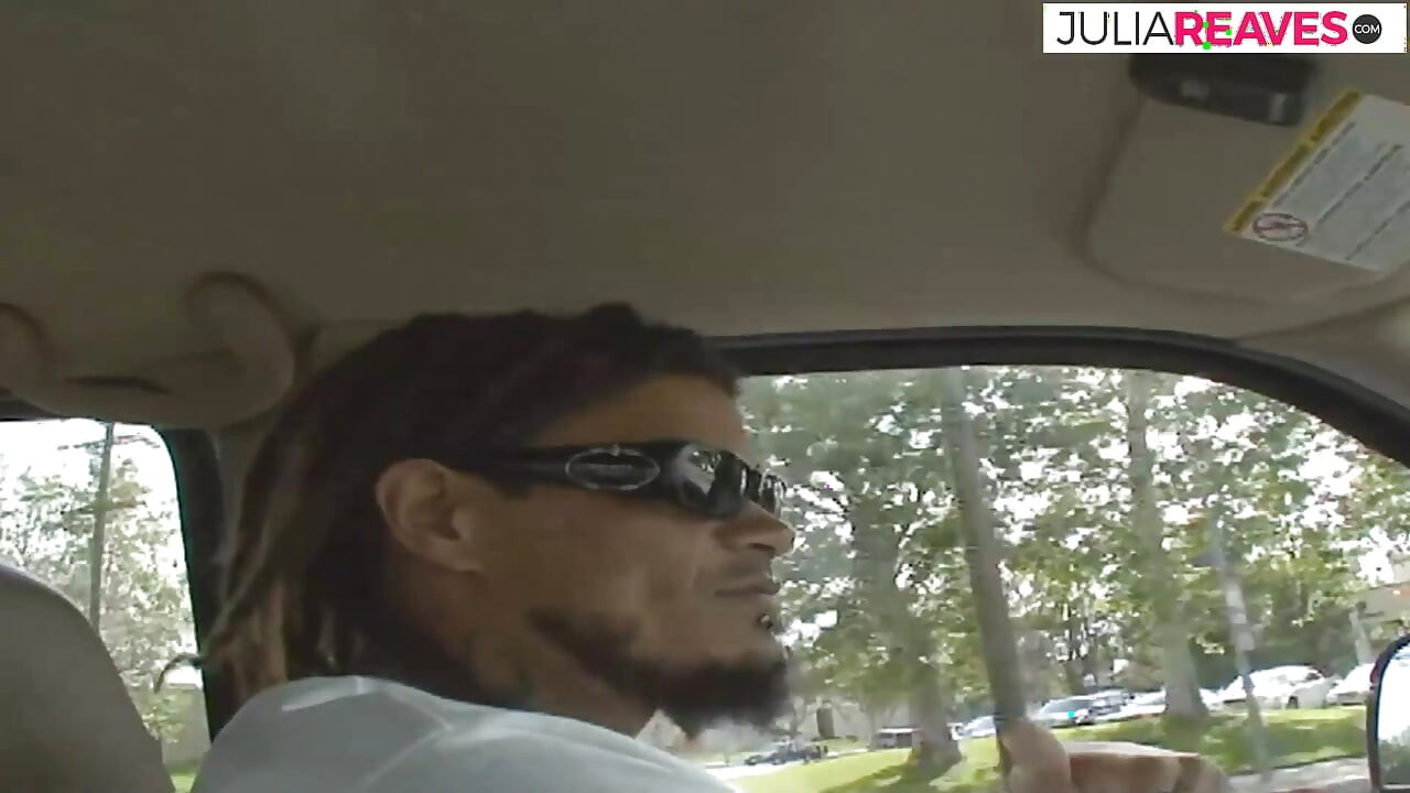 Loira gata se inclina como um enorme pau preto enfia sua buceta por trás