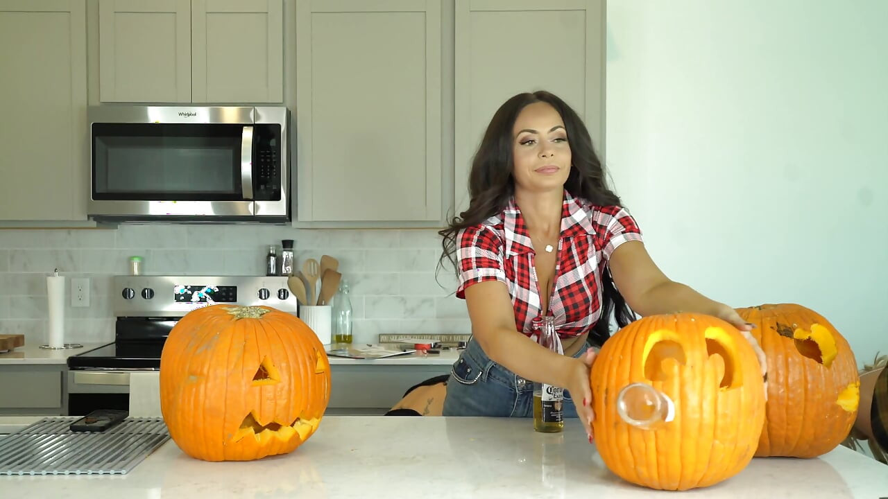 Kiki Mariah_970 Evelin Carve Pumpkins Nude Photoshoot After