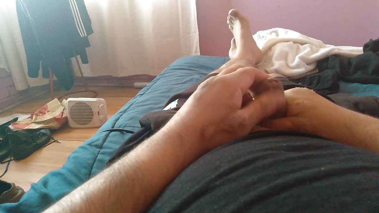 Pria gay lucu dengan bersemangat menarik kembali kulupnya