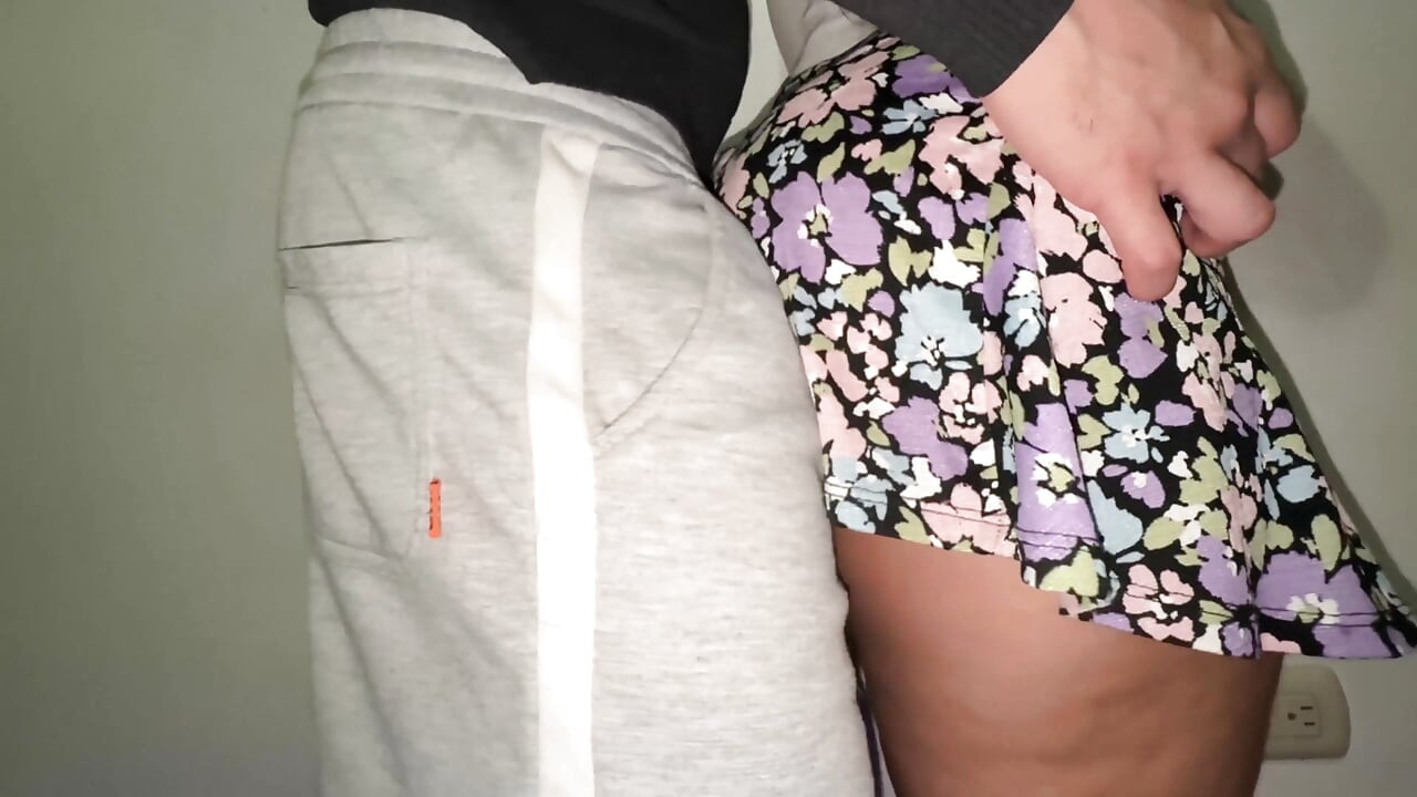 Orang asing menyentuh skirt orang asing dengan batangnya dan dia sukakannya