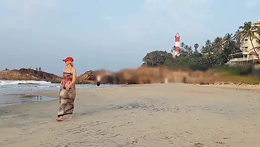 Olgun Sarışın Eş Çorapla Seksin Tadını Çıkarıyor