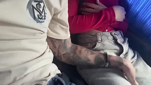 Medellin'e giden yol, halka açık otobüste amını parmaklıyor ve mastürbasyon yapıyor