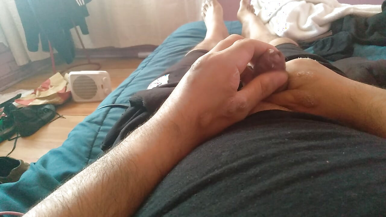 Pria gay lucu dengan bersemangat menarik kembali kulupnya