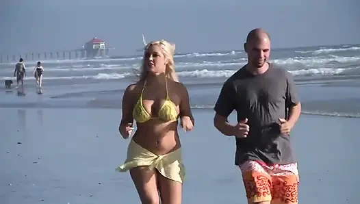 Memek becek cewek semok rambut pirang ini dientot habis-habisan sama kontol besar sampai matanya merem melek