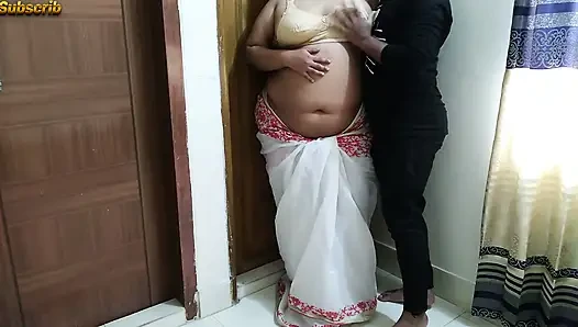 Nachbarin strippt ihren sari und wird im bett gefickt - indische desi-tante