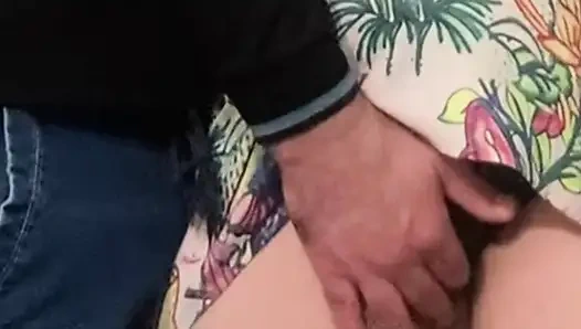 Неверная жена мастурбирует в переполненном метро