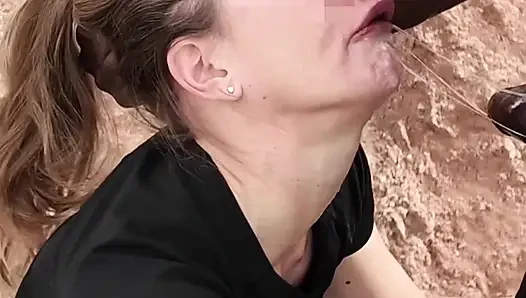 Sürtük orta yaşlı seksi kadın yürüyüş sırasında büyük zenci yarağı tarafından götünü gerdiriyor ve yüzünü boyatıyor