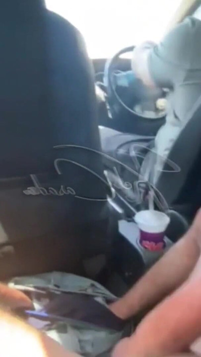 Cewek itu ngasih memeknya di mobil bergerak | Klip 1