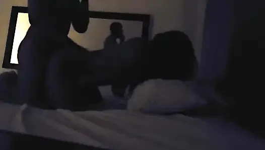 Sert sikişiyor, inliyor ve düşük ışıkta çok çığlık atıyor