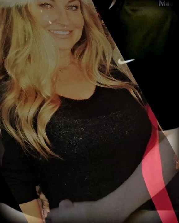AshleighBee lovin to tease dicks with her big fake tits unti