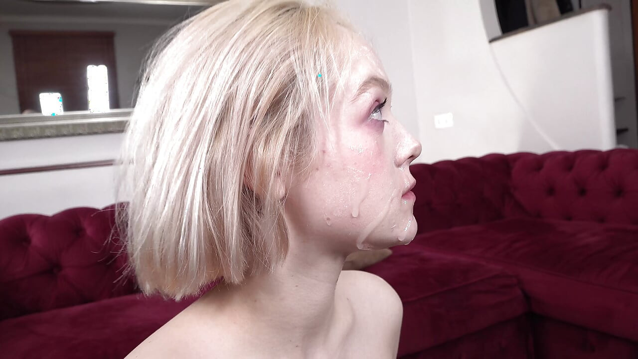 Junge blondine nimmt große schwänze in alle ihre löcher