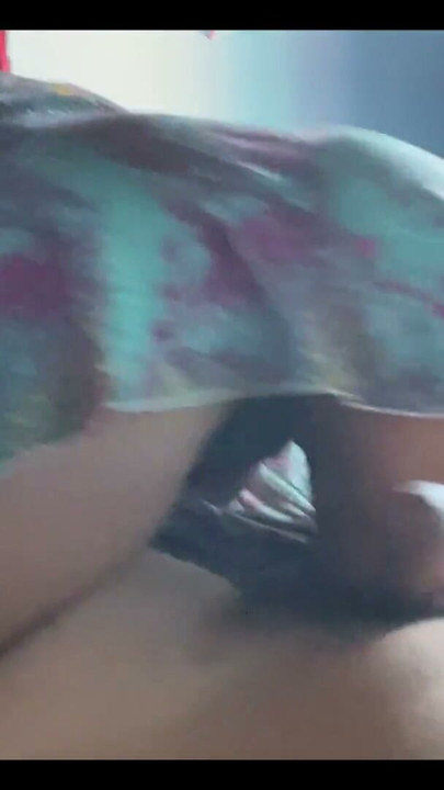黑发美女醒来欲火焚身，穿着小裙子在我鸡巴上扭动 | 片段 1