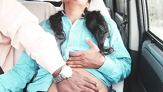 Üvey baba ve üvey kızı arabada seks Telugu edepsizce konuşuyor