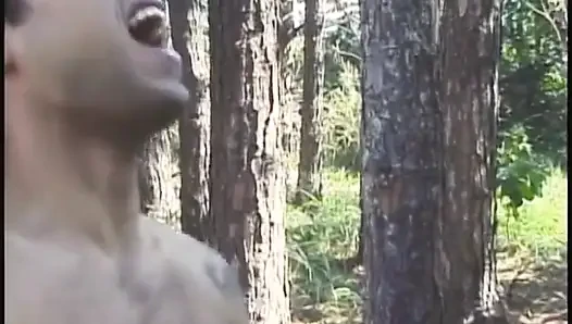 Dua cewek latina seksi lagi asik nyepong pria mereka di hutan