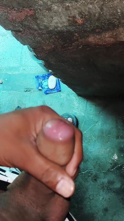 22 岁男孩的拳头拍打风格印地语