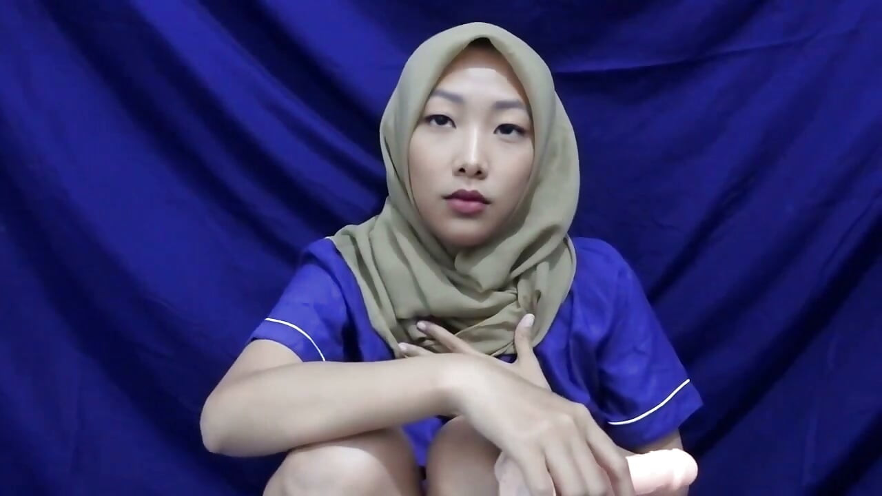 Hijab Amazing Mom Playing Dildo To Continue Fucking
