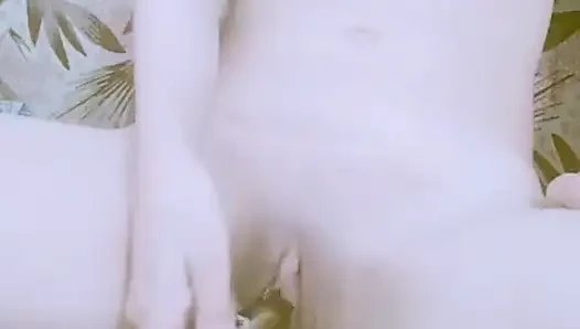 Aku lagi asik muasin memekku pakai milkey sampai matanya menganga lebar