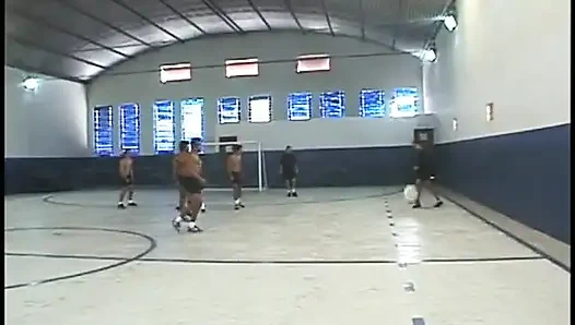 Dua cewek rambut pirang dibagikan sama sekelompok pria sange