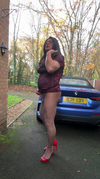 Seksi transvestit Kellycd2022 u haljini u orijentalnom stilu i sivim bešavnim najlonkama | Isječak 2