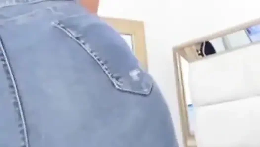 Goyangan pantat montok di balik celana jins