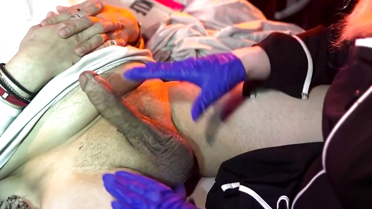 Doktor Için Sperm Örneği Topluyor