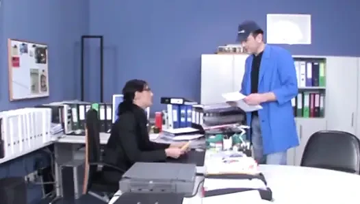 Офисный трах и камшот горячей зрелой в Германии